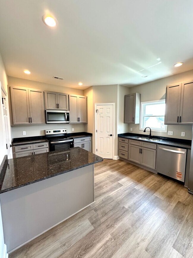 Foto del edificio - Brand New 3 Bed, 2.5 Bath Townhouse