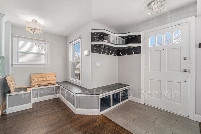 Building Photo - 565 Allen St