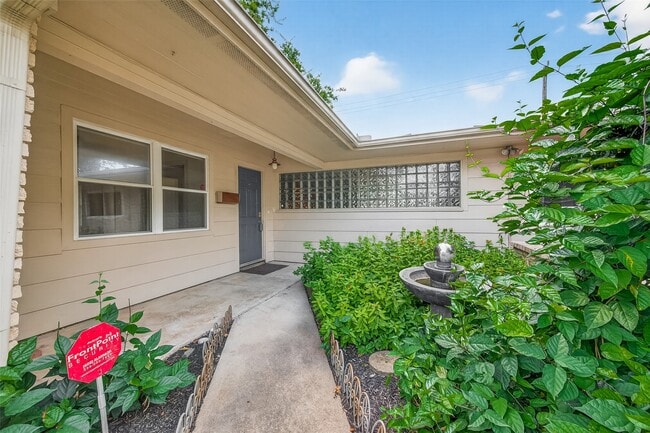 Building Photo - 5001 Libbey Dr