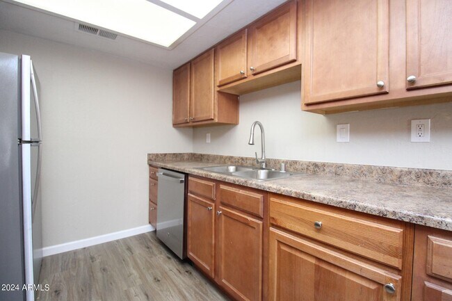 Foto del edificio - 16602 N 25th St