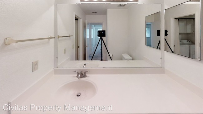 Building Photo - 2 br, 1 bath House - 5466 Makati Circle