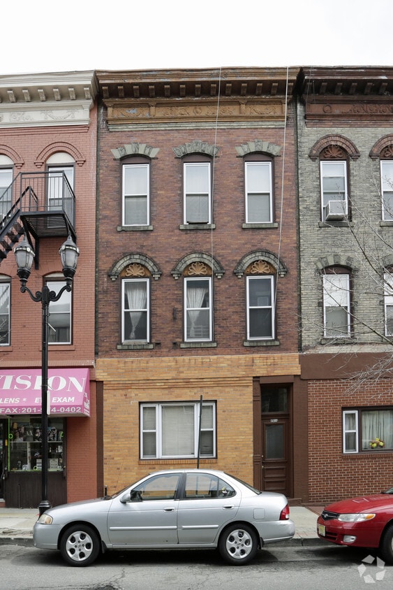 Building Photo - 1514 Summit Ave