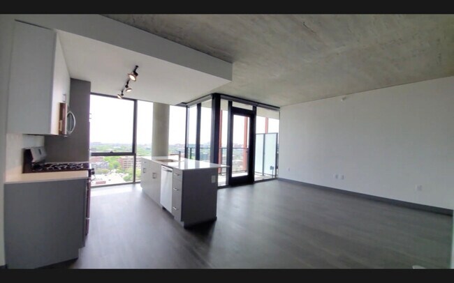 Foto del edificio - 1301 W Lake St