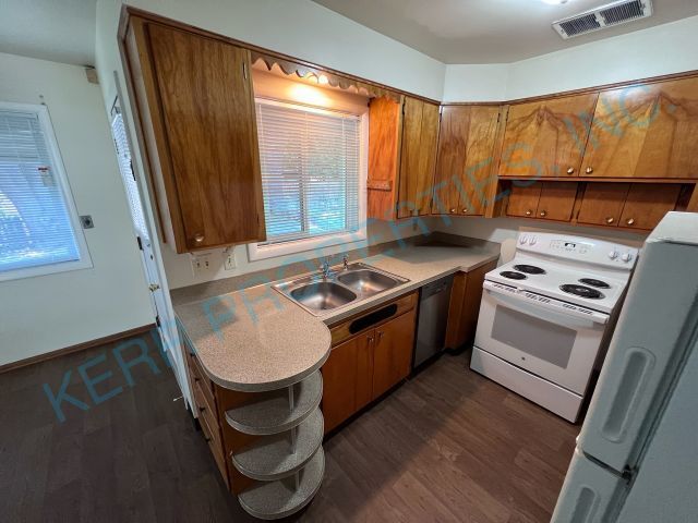Building Photo - MOVE-IN SPECIAL! 3 Bd / 1 Bth - Fireplace ...