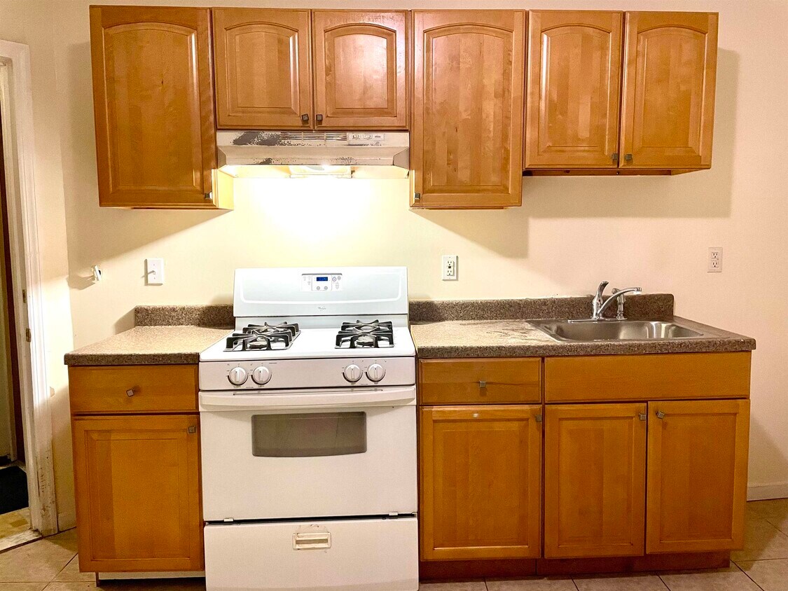 395 Walker St Unit 2R, Fairview, NJ 07022 Condo for Rent in Fairview