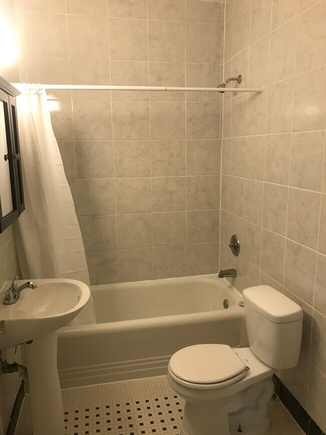 baño - 4405 Floyd St