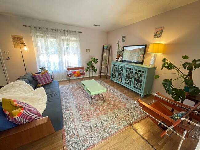 Foto del edificio - 3609 Pine Knoll Dr