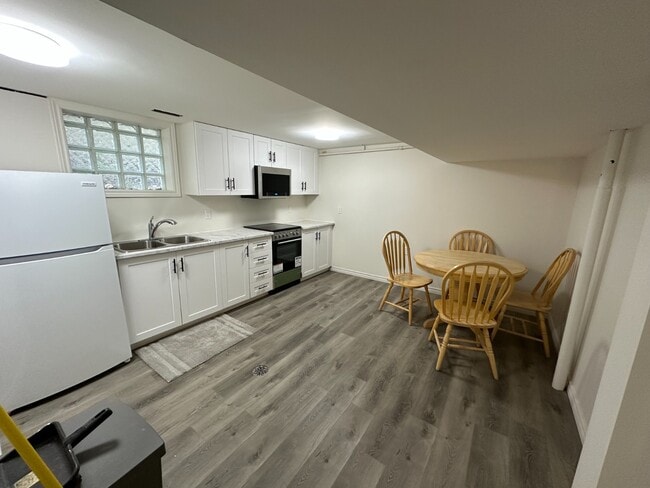 Building Photo - Charming Semi-Furnished 2 Bed / 1 Bath Bas...