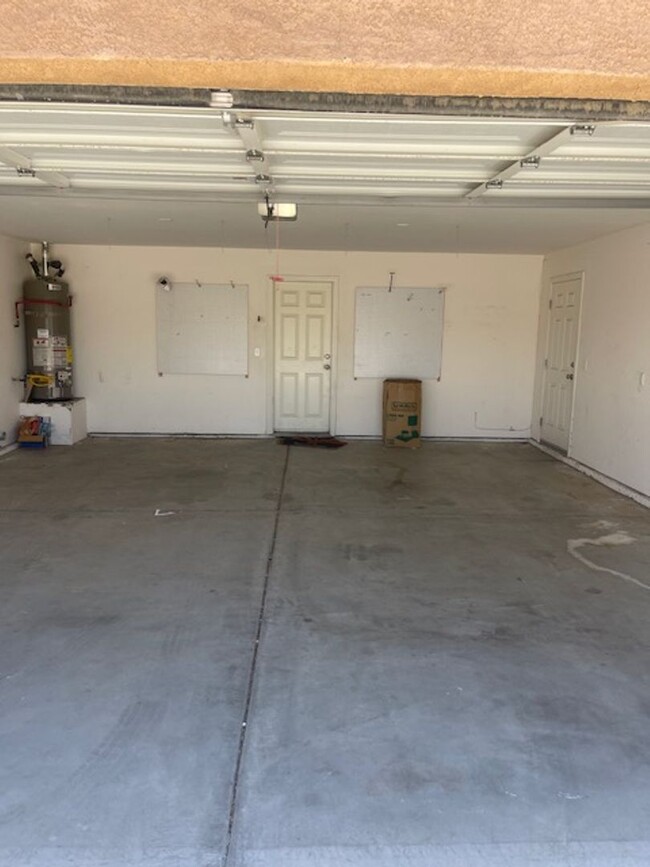 Building Photo - LOWEST RENT EVER!! HOME IN TWENTYNINE PALMS