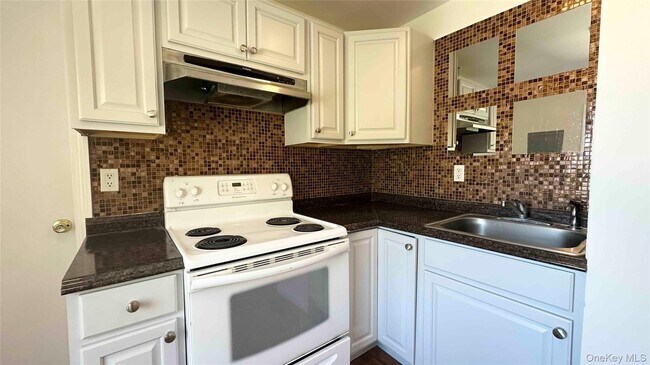 Foto del edificio - 64 Pine Hollow Rd