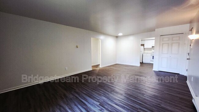 Building Photo - 421, 441, 461 & 481 N Broadway Street - Trotwood Villas Model Unit