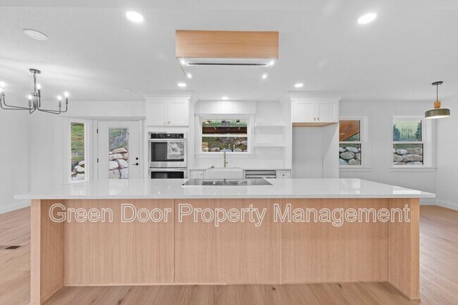 Foto del edificio - 2460 Dimple Dell Rd