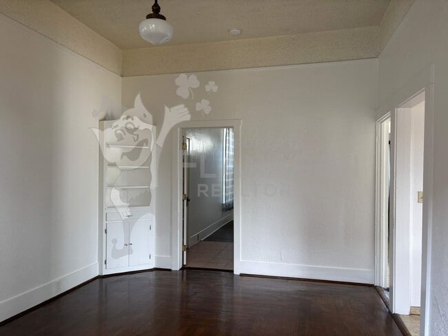 Building Photo - 321 W 19th St