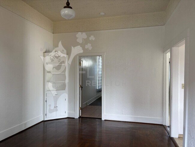 Foto del edificio - 321 W 19th St