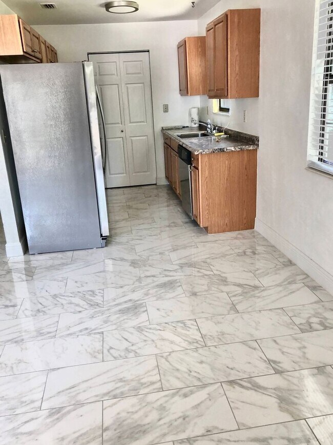 Building Photo - 290 S Old Kings Rd