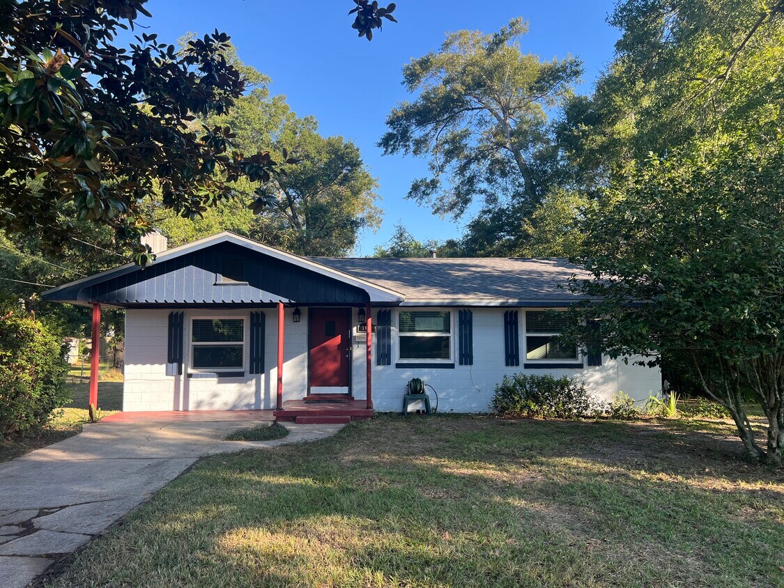 Primary Photo - 708 E Leonard St
