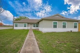 Building Photo - 1748 Lynn Ln