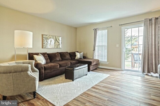 Living Room (2) - 2723 Foxshire Dr