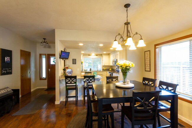 Building Photo - MODERN COMFORT & OPEN LAYOUT 3 BEDROOM SINGLE LEVEL HOME