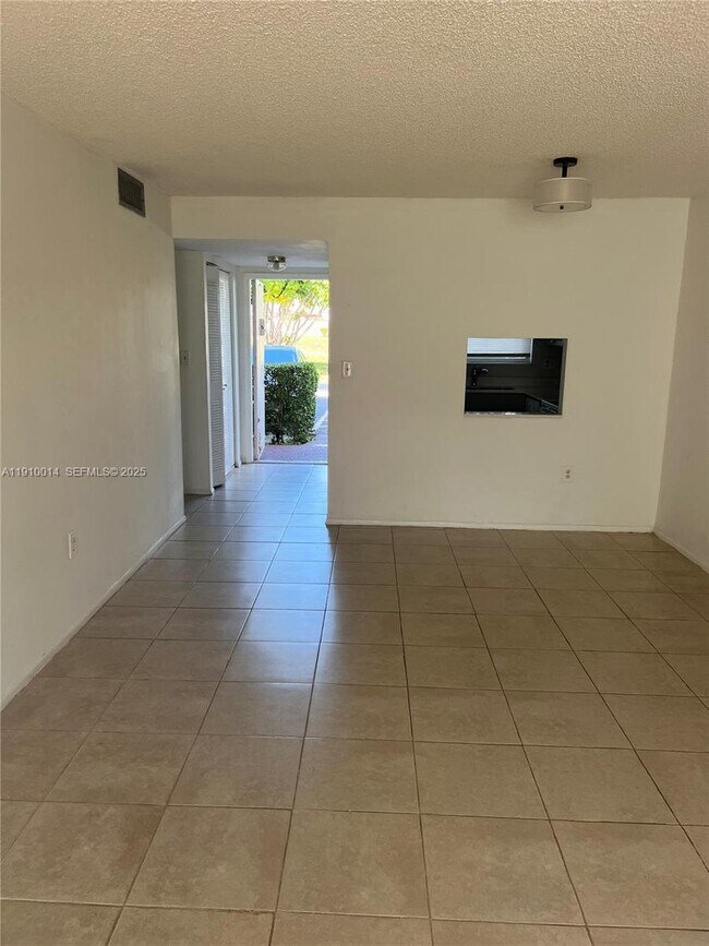 Foto del edificio - 8400 Sunrise Lakes Blvd