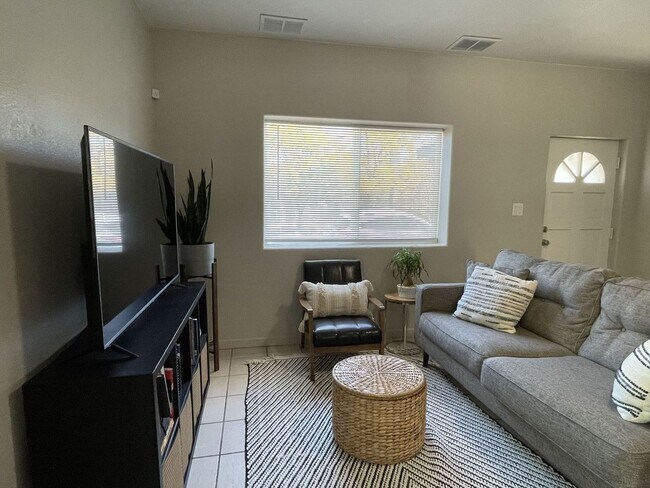 Foto del edificio - 3 Bedroom 2 Bathroom Home is Denver's West...