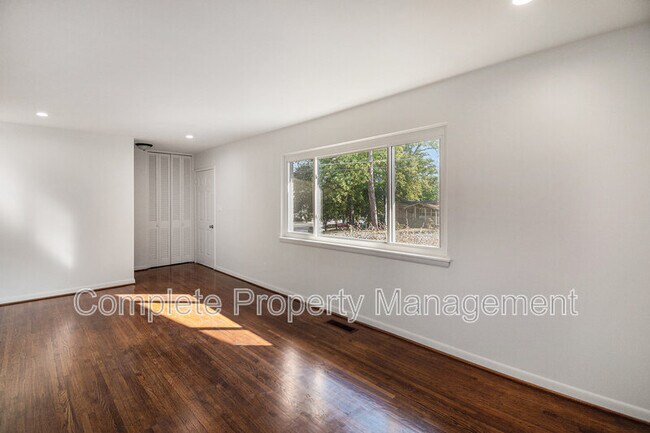 Foto del edificio - 545 Edgecrest Dr