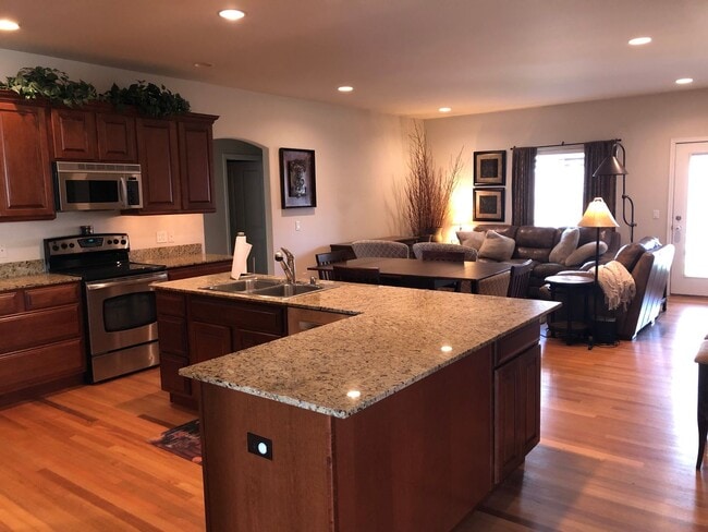 Building Photo - Great location with lots of amenities! 4 b...