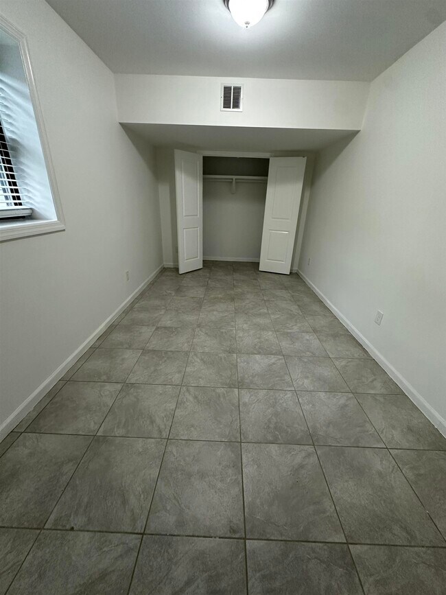 Building Photo - 585 Bramhall Ave