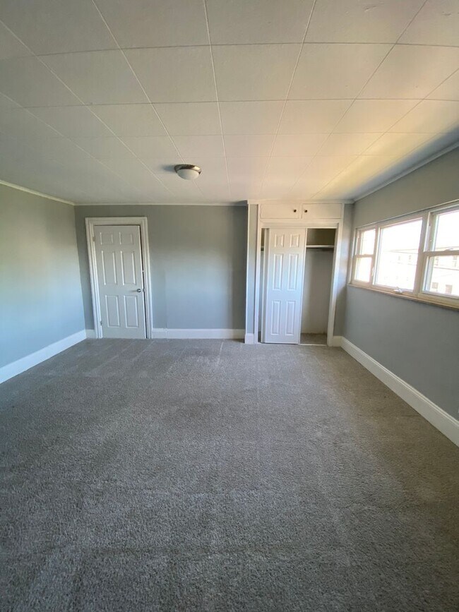 Building Photo - AVAILABLE MAY - BEAUTIFUL 2 BEDROOM HOME W...
