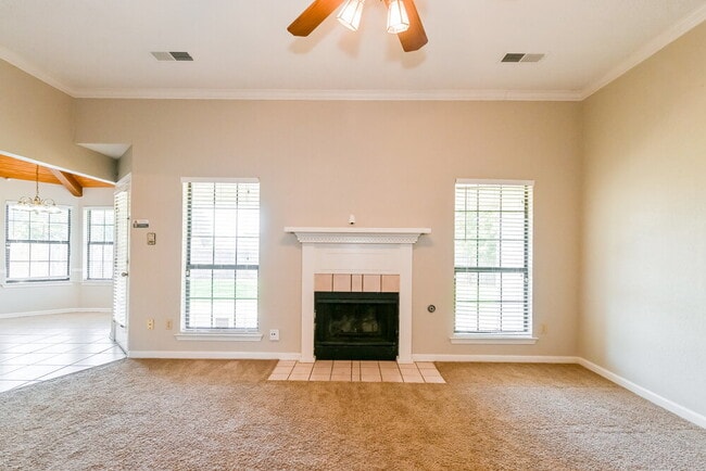 Foto del edificio - 6690 Autumn Wood Cove
