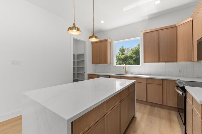 Building Photo - 3344 Sauer St