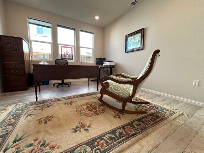Foto del edificio - Gorgeous 3 Bedroom + Office with SOLAR in ...