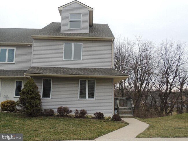 Foto del edificio - 404 Pinebrooke Cir