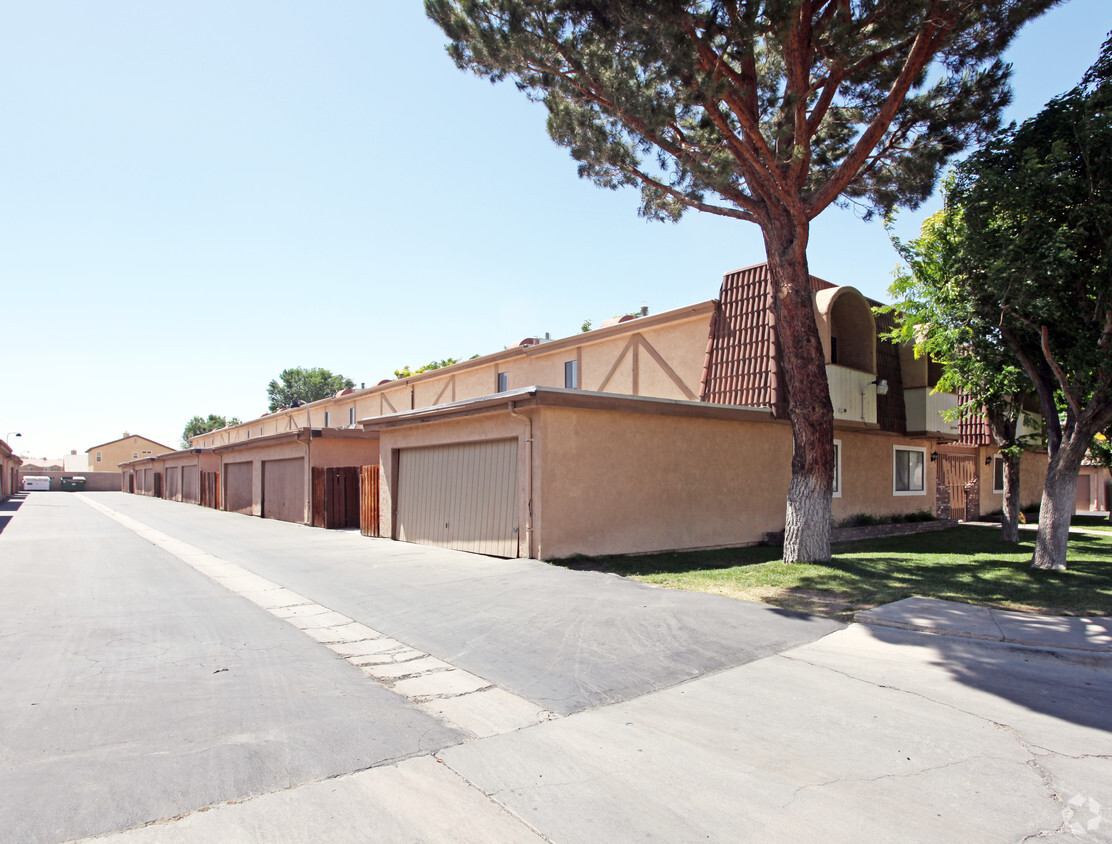 Building Photo - Somerset Townhomes