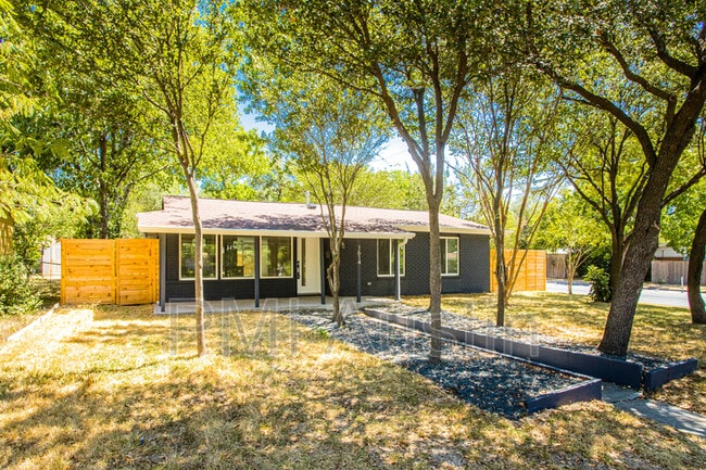 Building Photo - 1614 Corona Dr