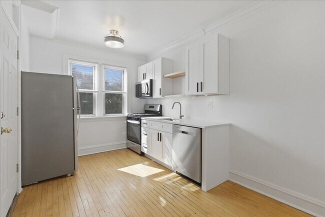 Building Photo - Large One Bedroom in Andersonville