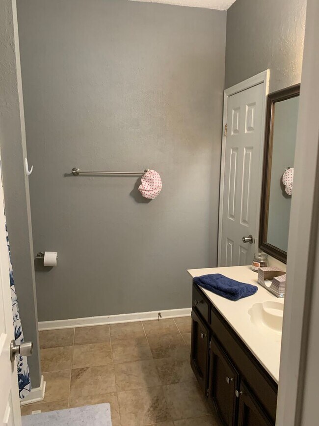 Building Photo - Close to LSU Large Back Yard in Quiet Neig...