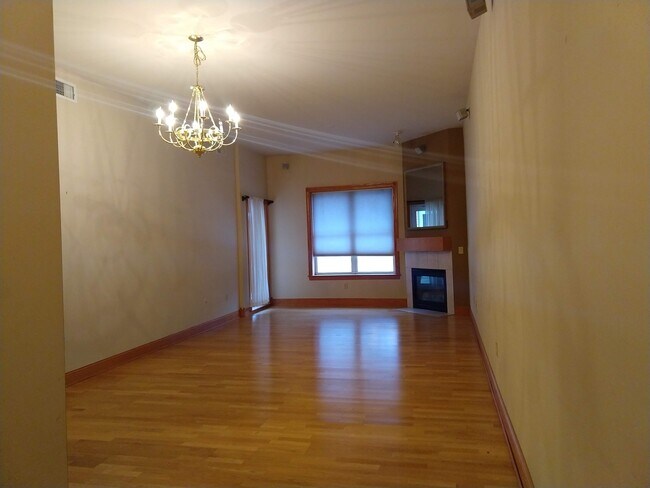 Foto del edificio - 360 W Washington Ave