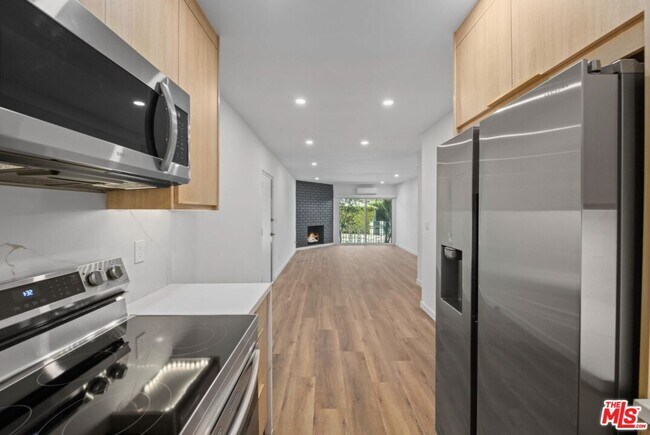 Foto del edificio - 2449 Beachwood Dr