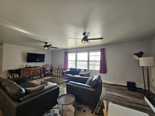 Foto del edificio - Spacious Upstairs Unit with BONUS ROOM & U...