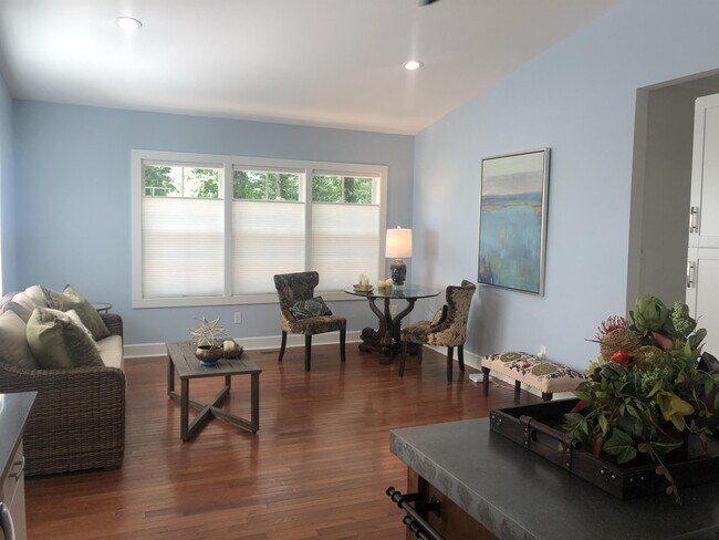 Foto del edificio - 529 Burchwood Bay Rd