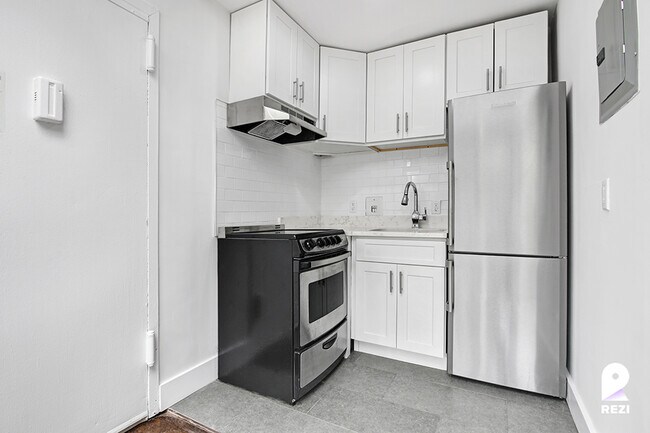 Building Photo - 348 W 21st St