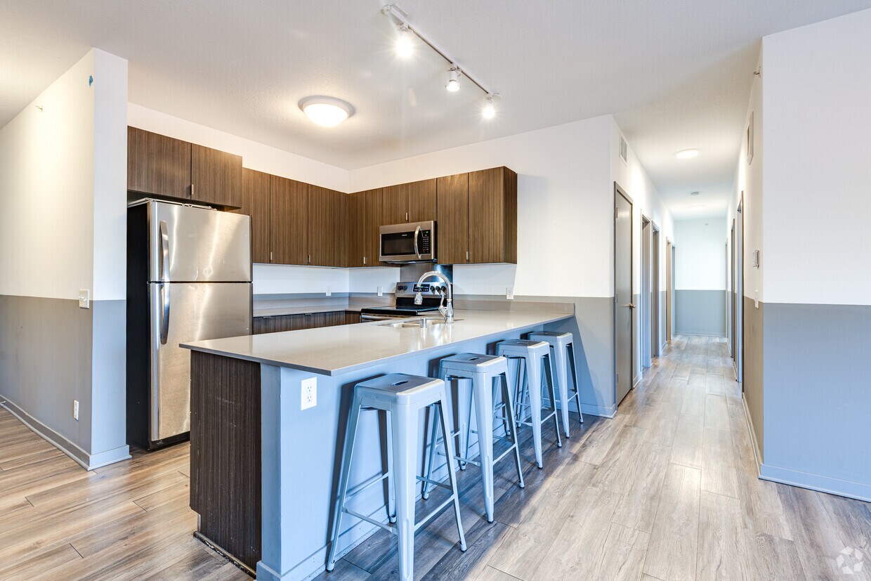 Foto principal - 617 10th Avenue SE