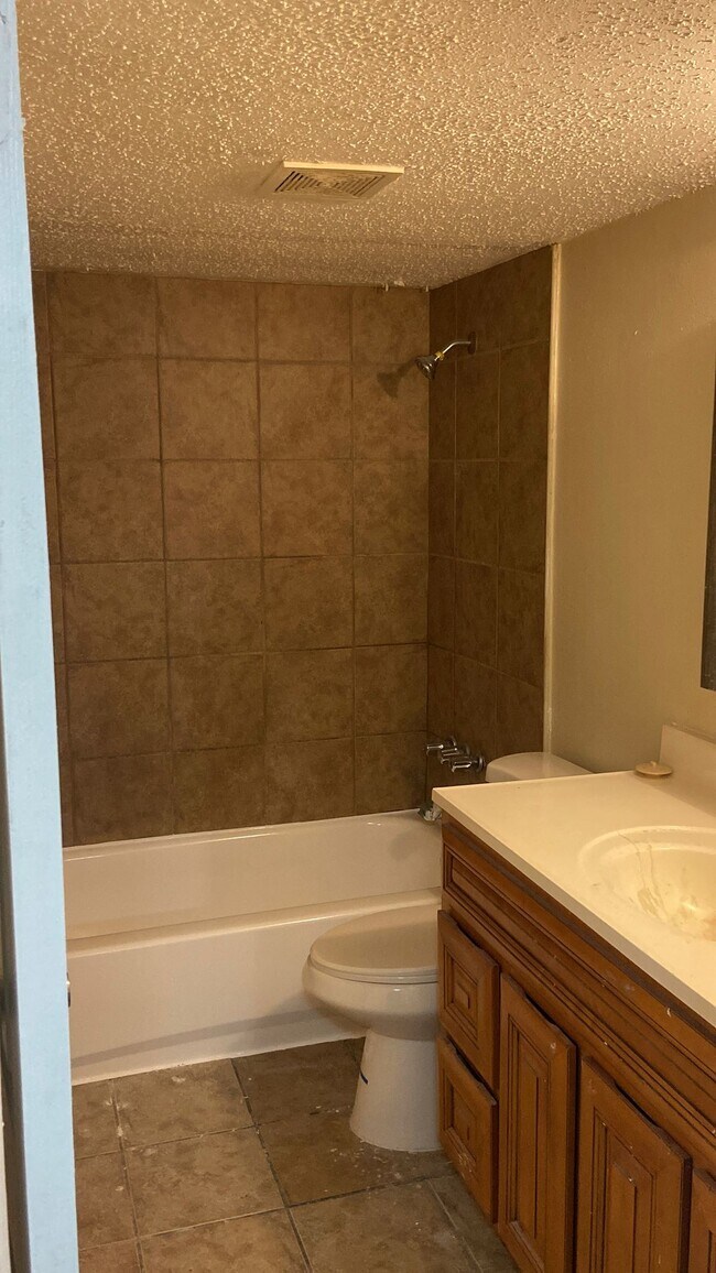 Baño - Keystone Courtyard Apartments