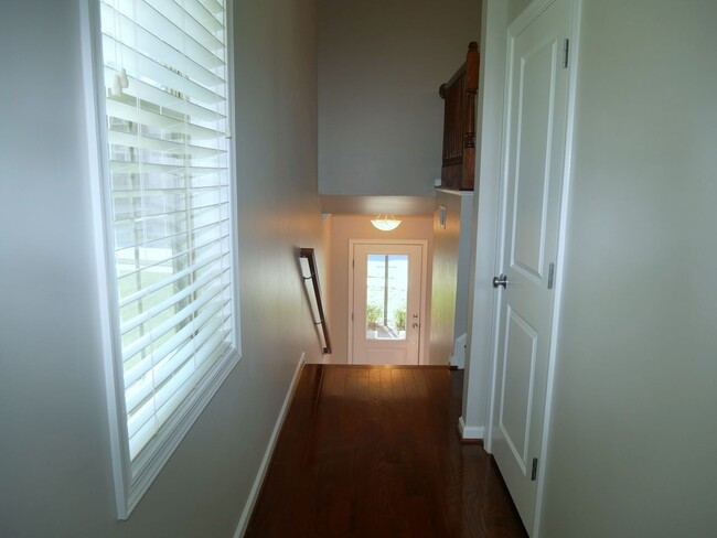 Foto del edificio - Gorgeous End Unit Garage Townhome In Bramb...