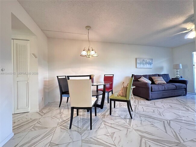 Foto del edificio - 569 Fanshaw N