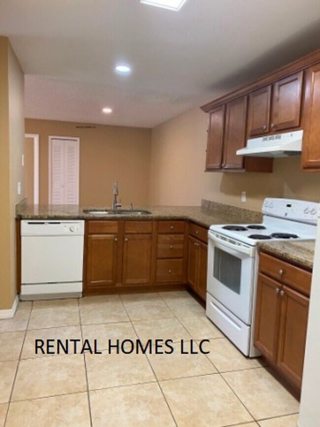 Foto del edificio - Two Bedroom and Two Bathroom Townhome Minu...