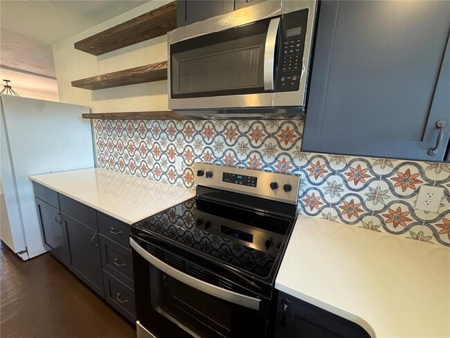 Building Photo - 825 Poinsettia Dr