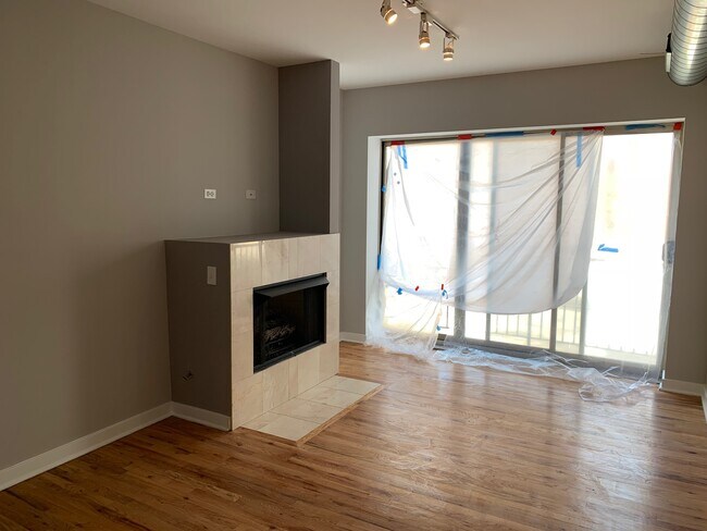 Building Photo - 7510 N Damen Ave