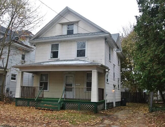 Building Photo - 136 Hollinger Ave